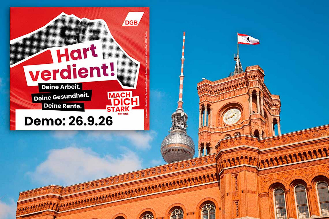 Foto des Roten Rathauses mit dem Fernsehturm im Hintergrund. Daneben ein Plakat, das auf die Demonstation am 26.9. hinweist.