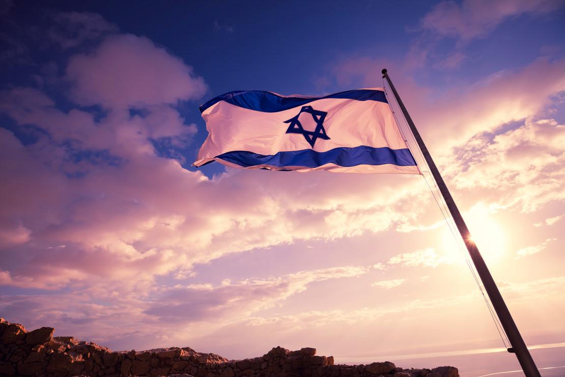 Israels Flagge weht im Wind