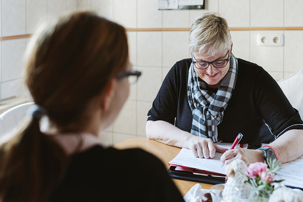 Marion Lange im Beratungsgespräch für den SoVD Marion Lange im Beratungsgespräch für den SoVD
