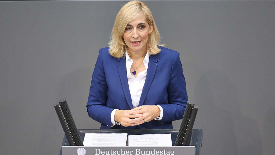 Bundesgesundheitsministerin Nina Warken steht am Rednerpult im Deutschen Bundestag.