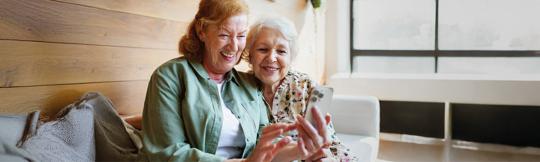 Digitale Gesandte - SoVD Schleswig-Holstein - Header - zwei ältere Damen erkunden das Smartphone