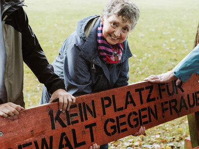 Claudia Knorn an einer der orangefarbenen Bänke Claudia Knorn an einer der orangefarbenen Bänke
