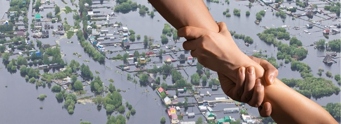 Luftaufnahme der Flut-Katastrophe sowie zwei Hände Luftaufnahme der Flut-Katastrophe sowie zwei Hände