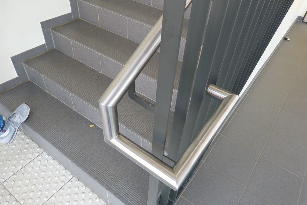 Treppe und Geländer im Anbau sollten für Menschen mit Sehbehinderung besser zu erkennen sein