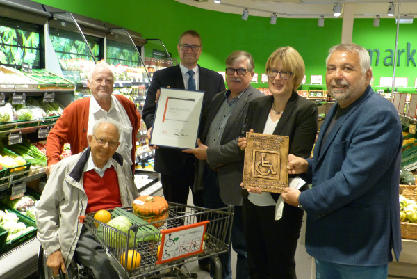 Freuen sich über die Auszeichnung mit dem Gütesiegel (v.l.n.r.): Hans Böttcher, Horst Burmester (SoVD-Ortsverband Elmschenhagen), Adrian Stern (Marktleiter), Alfred Bornhalm (SoVD-Kreisvorsitzender Kiel), famila-Pressesprecherin Bärbel Hammer, Sven Picker (stellvertretender SoVD-Landesvorsitzender)