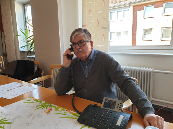 Alfred Bornhalm bei der Vorbereitung der neuen Hotline für die Ortsverbände des SoVD
