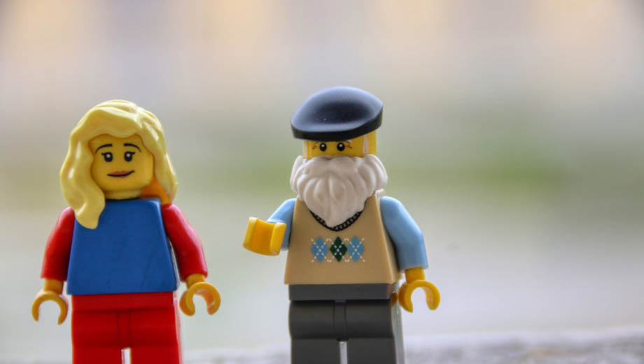 Eine Frau und ein Mann als Lego-Figuren
