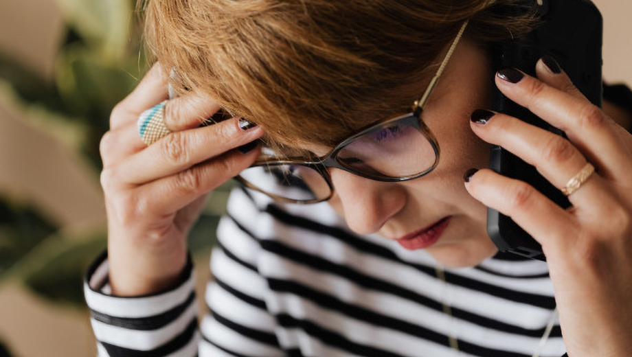 Frau verzweifelt am Telefon