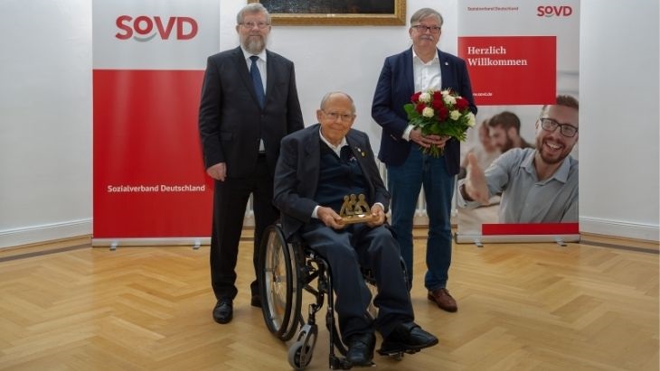 Adolf Bauer und Alfred Bornhalm überreichen Hans Böttcher den Sven-Picker-Inklusionspreis 2021