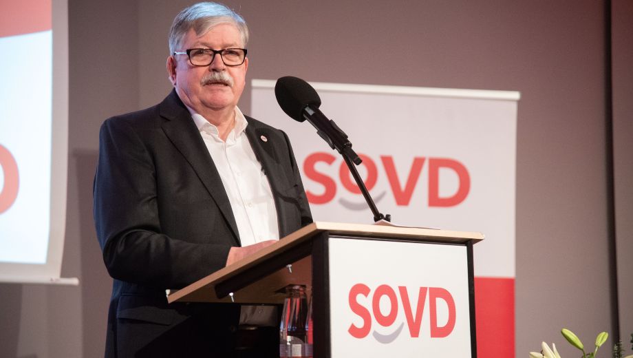 Alfred Bornhalm hält auf dem Neujahrsempfang des SoVD Schleswig-Holstein eine Rede