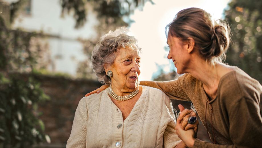 Arbeitslos vor der Rente: Darf ich meine Mutter pflegen?