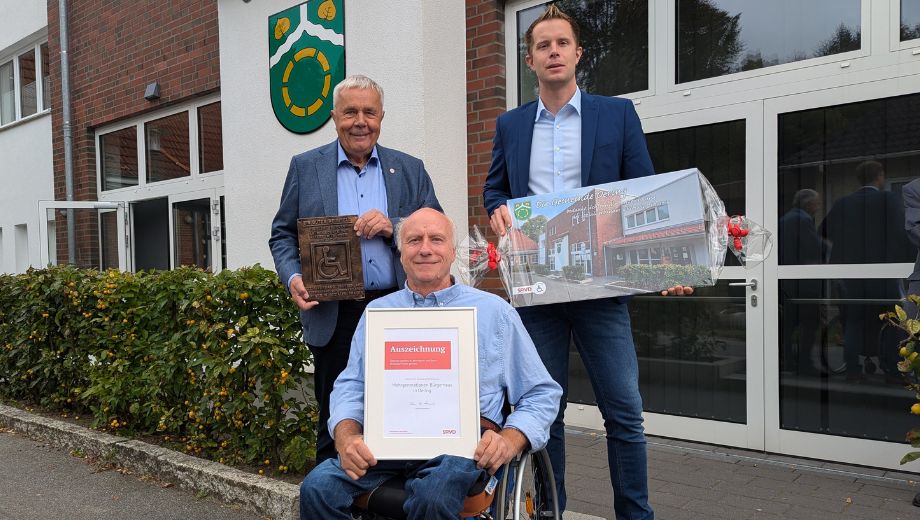 Hans-Otto Umlandt, Mario Eggers und Malte Göttsch (v.l.n.r.) freuen sich über die Auszeichnung in Oering Hans-Otto Umlandt, Mario Eggers und Malte Göttsch (v.l.n.r.) freuen sich über die Auszeichnung in Oering