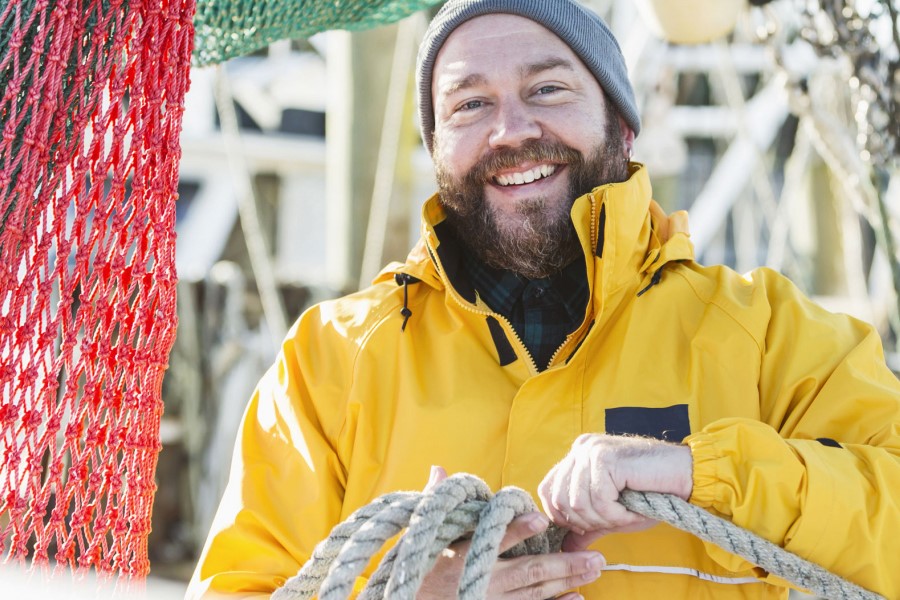 Büsum im Herbst und Winter: Mann mit gelber Regenjacke