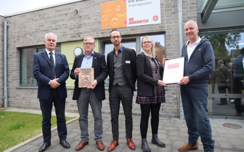 Die Kita "Hörnwichtel" in Schönkirchen hat das SoVD-Gütesiegel für Barrierefreiheit erhalten (v.l.n.r.): Bürgermeister Gerd Radisch, Alfred Bornhalm, Sebastian Runde (Kita-Leiter), Silke Pfeffer (stellvertretende Kita-Leitung) und Dirk Mitzloff (Stel Die Kita "Hörnwichtel" in Schönkirchen hat das SoVD-Gütesiegel für Barrierefreiheit erhalten (v.l.n.r.): Bürgermeister Gerd Radisch, Alfred Bornhalm, Sebastian Runde (Kita-Leiter), Silke Pfeffer (stellvertretende Kita-Leitung) und Dirk Mitzloff (Stellvertreter der Landesbeauftragten für Menschen mit Behinderung)