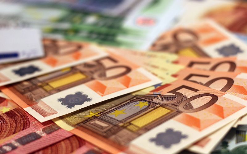 Gute Pflege kostet Geld Ein Berg von 50-Euro-Scheinen